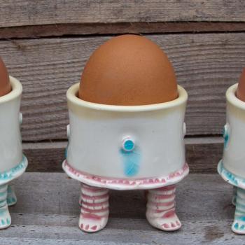 Pink-footed walking egg cup